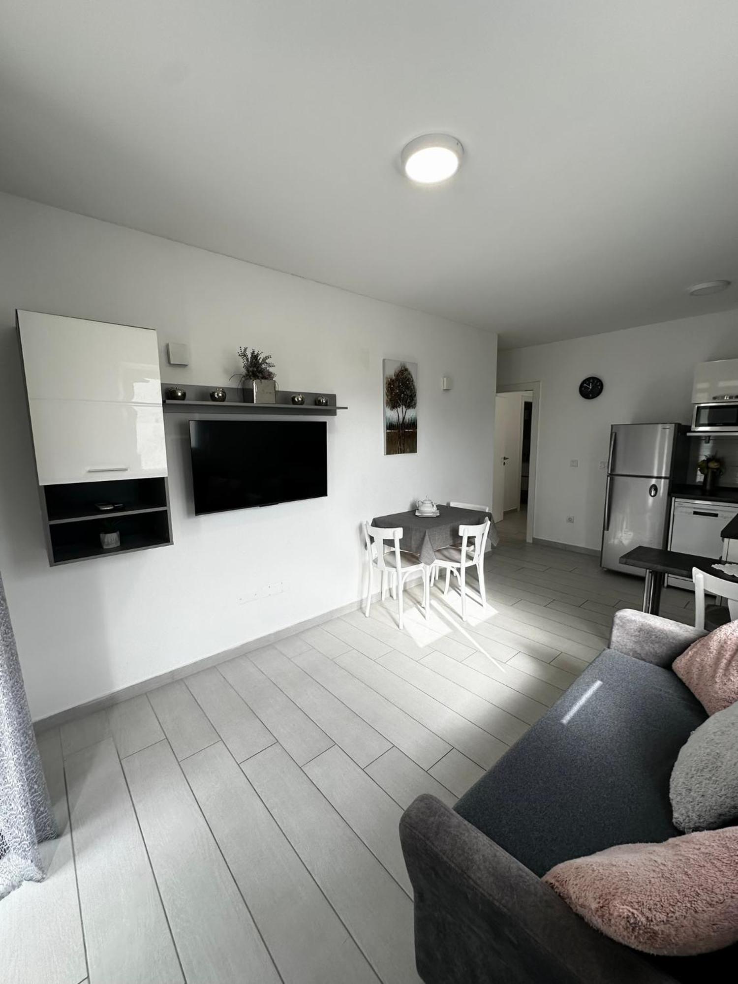 Apartments Danica Promajna Bagian luar foto